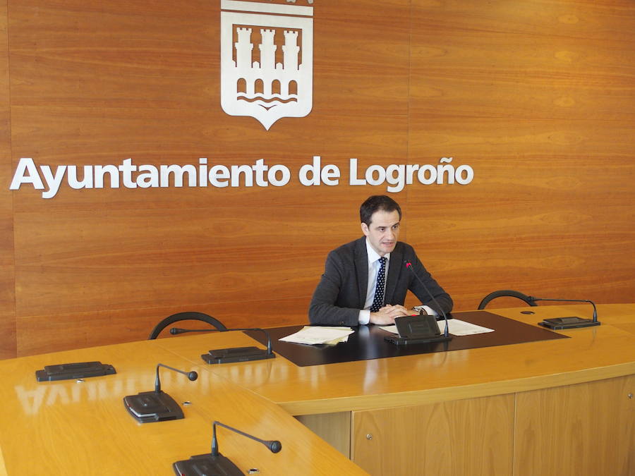 El portavoz Miguel Sáinz expone los datos de la memoria jurídica del 2016. 
