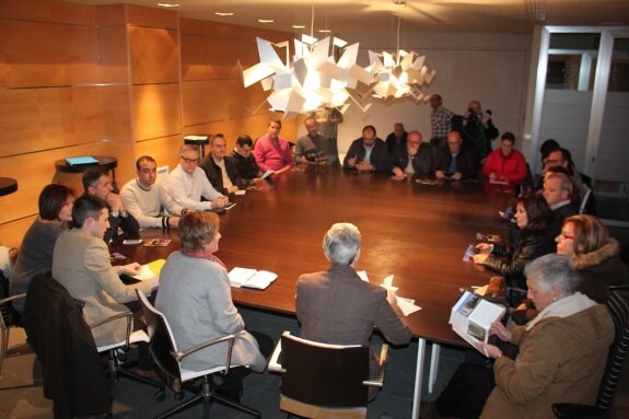 Responsables del Gobierno de La Rioja y del Ayuntamiento mantuvieron ayer un encuentro con representantes de asociaciones. :: 
