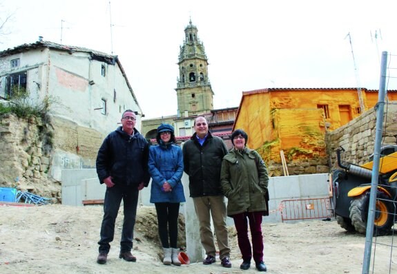 Jesús Sampedro, Laura Rivado, Leopoldo García y Olga Blanco posan en el solar donde se está construyendo una nueva plaza. :: d.m.a.