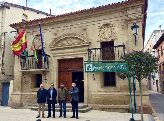 Las autoridades ante la fachada del Ayuntamiento. :: 