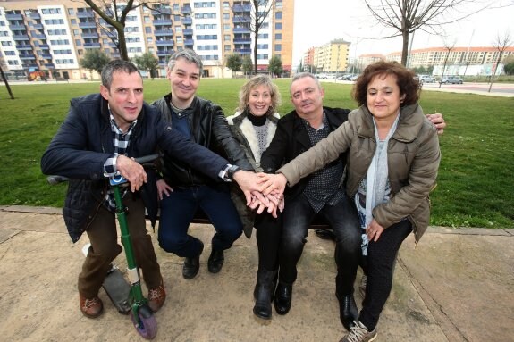 Vidal, Germán, la madre de Nicolás, Miguel Ángel y Rosa Nieves, unidos durante el Día Mundial de las Enfermedades Raras. :: juan marín