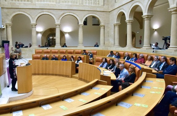 Participantes ayer en el acto conmemorativo en el Parlamento regional. :: miguel herreros