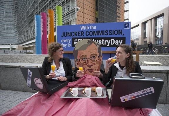 Contra la Comisión . Desayuno simulado con Juncker en un acto de protesta de la plataforma en favor de la transparencia Alter-EU en Bruselas. :: olivier hoslet / Efe