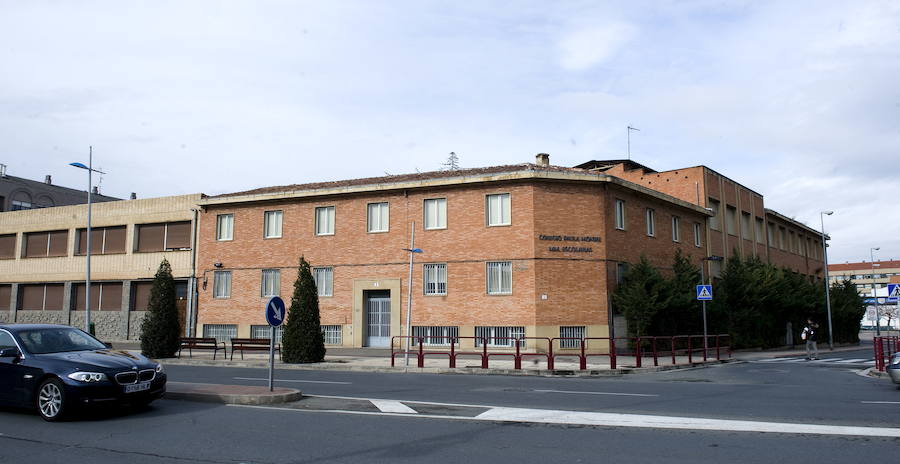 Fachada del antiguo colegio Paula Montal en Avenjida de Burgos. 