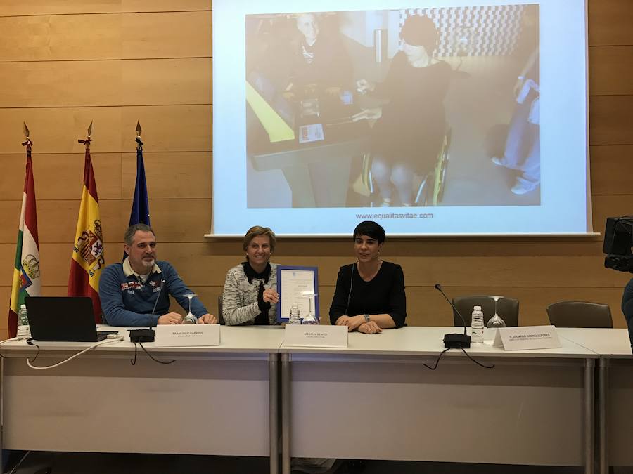Leonor González Menorca muestra la certificación de accesibilidad de Riojaforum. 