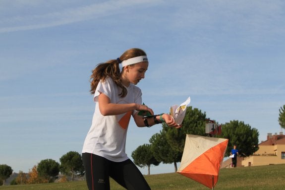 Una practicante de orientación junto a una baliza de control, en un parque. :: F.D.