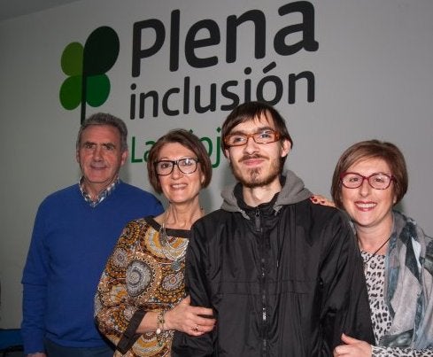 El joven Enrique, discapacitado, junto a Alicia, madre de otro chico discapacitado, y José María y Aurora, padres de una hija en la misma situación. 