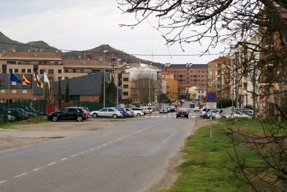 Tramo de la calle San Fernando donde está previsto que se discurra el bulevar del mueble. :: F. D.