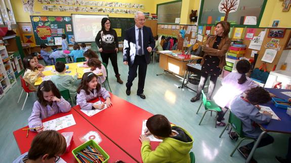 Ceniceros se interesa por los trabajos de los niños en el colegio Rey Pastor. 