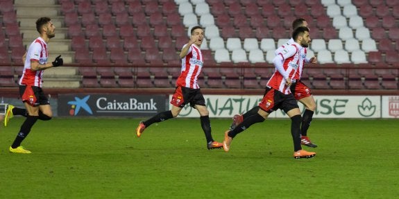 Titi corre hacia el centro del campo a la par que celebra con sus compañeros el gol marcado por Amelibia al Zamudio, que significó el empate a un gol. :: Sonia Tercero