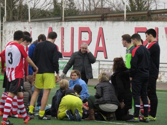 Jugadores y asistentes de ambos clubes fueron, junto a la médica rinconera, los primeros en atender. :: ep