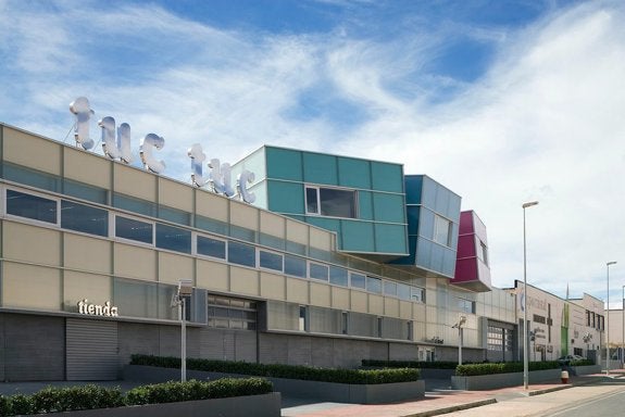Imagen exterior de la sede de la empresa Tuc Tuc, diseñadora, productora y distribuidora de moda infantil y de bebé, situada en el polígono de La Variante de Lardero. :: l.r.
