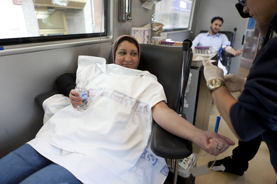 Una mujer dona sangre. 