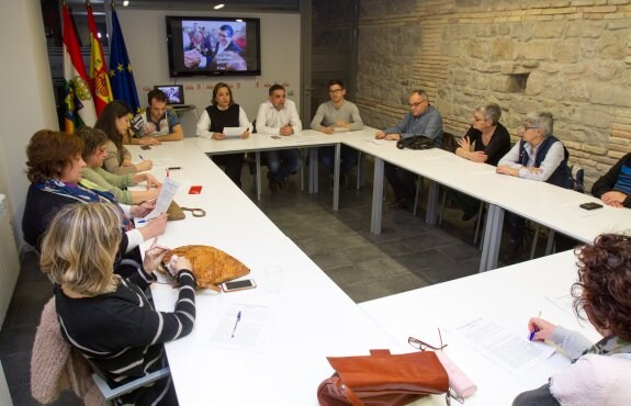 Asistentes a la reunión de ayer en la sede del PSOE para formalizar el grupo de apoyo a Patxi López. :: 