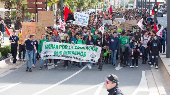 La huelga triunfa en Secundaria y Bachillerato, pero no en Primaria o Infantil