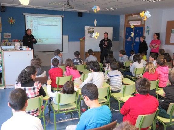 Los agentes compartieron vivencias y consejos con los escolares. 