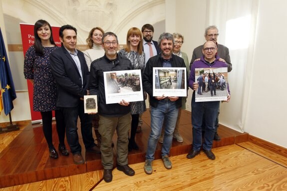 Los premiados, con las autoridades, ayer en el Parlamento. :: aig