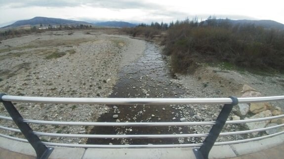 El río Oja vuelve a quedarse sin agua. :: albo