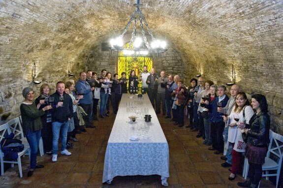 Suscriptores de Diario LA RIOJA, en las bodegas Franco Españolas. :: miguel herrerosUna treintena de suscriptores de nuestro periódico ha participado en la visita guiada y cata comentada a Bodegas Franco Españolas. La visita resultó muy amena e instructiva de la mano de Andrea, que durante una hora realizó el recorrido por las instalaciones y contó todas las curiosidades de la bodega. Al finalizar hubo una cata de vinos Rioja Bordón Reserva y Diamante blanco semidulce, acompañados de picos y embutidos. 