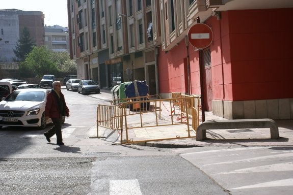 La empresa ha repuesto el tramo de acera con desperfectos y que coincidía con un paso peatonal. :: f. d.