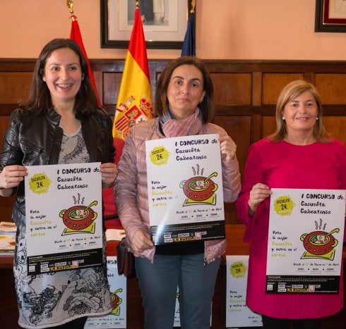 Concejala y hosteleras, ayer en la presentación del concurso. :: 