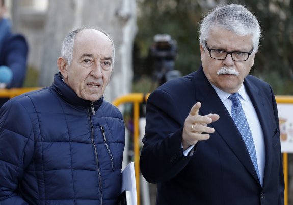 El exgobernador del Banco de España, Miguel Ángel Fernández Ordóñez, ayer a su llegada a la Audiencia Nacional. :: efe