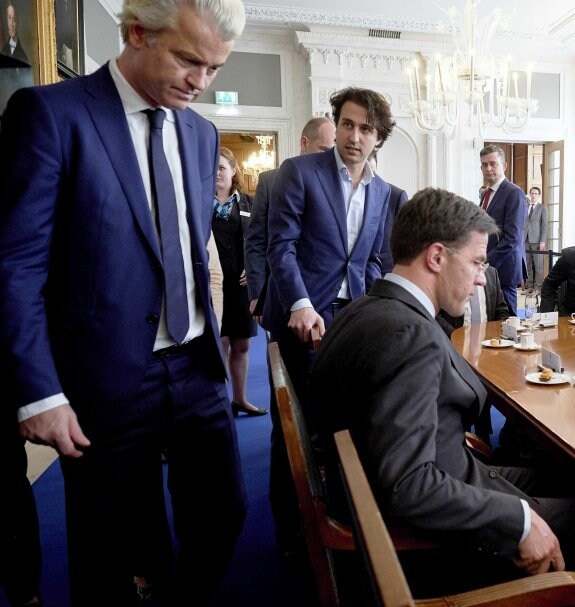 Geert Wilders (izda.), y el ecologista Jesse Klaver, junto al primer ministro Mark Rutte. :: M. Beekman / efe