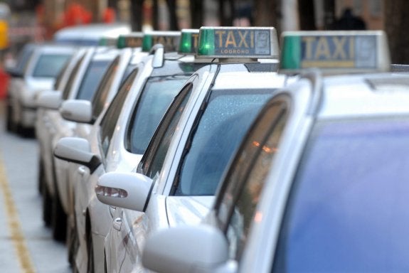 El colectivo de taxistas pide la retirada de la licencia a un compañero condenado por coacción a una menor en Logroño