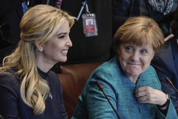 Merkel, con Ivanka Trump en un encuentro con empresarios. :: efe
