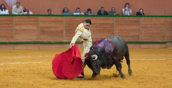 Paco Ureña lancea en redondo al victorino. :: sonia tercero