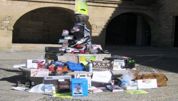 Los productos de la cesta, en la plaza de España. :: 