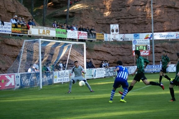 El goleador Javi Martínez, dispara dentro del área para que detenga el portero alfarero Sergio, en la primera mitad. :: 
