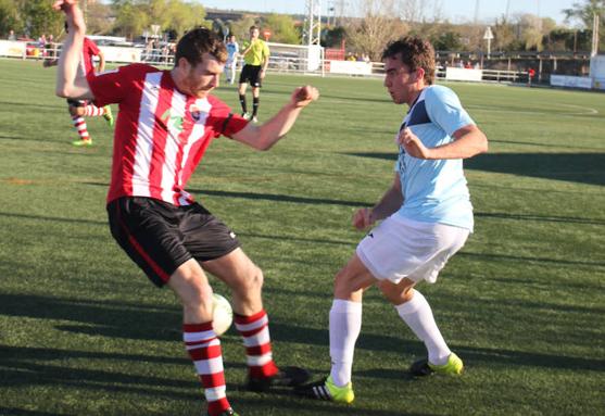 Pelea por el balón durante el encuentro de ayer. :: 