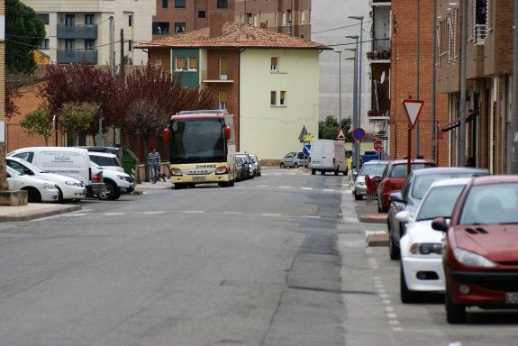 Calle Carretera de Huércanos, en la que hay un colegio, un instituto y un parque infantil. :: 