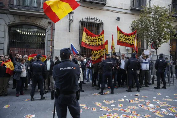 Manifestantes abuchean a Artur Mas a la puerta del Ateneo de Madrid. :: JUANJO MARTÍN / efe