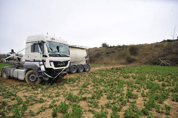 El camión donde viajaba el fallecido, después de la intervención tras el accidente. :: alberto galdona/diario de navarra
