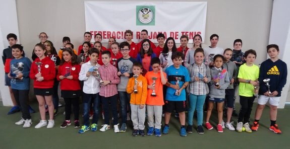 Foto de familia de los tenistas premiados, tras la última jornada. :: L.R.