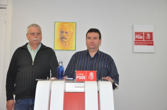Ángel Conde y Manuel Gasalla, concejales del PSOE. :: 
