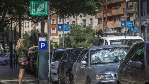 Aparcar el coche en el centro para ir de compras resulta complicado para los clientes. 