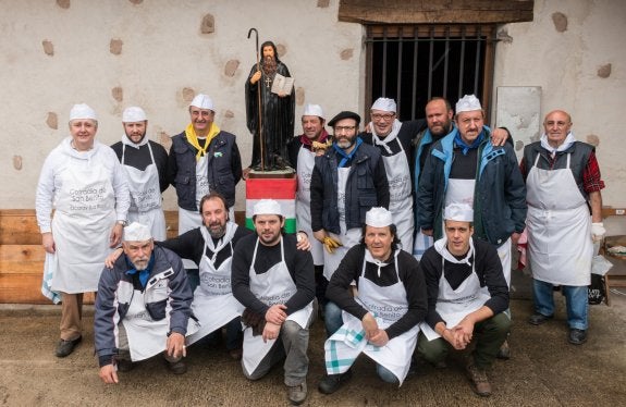 Los cofrades de San Benito y Valvanera, artífices de la tradición, instantes antes del reparto. :: 