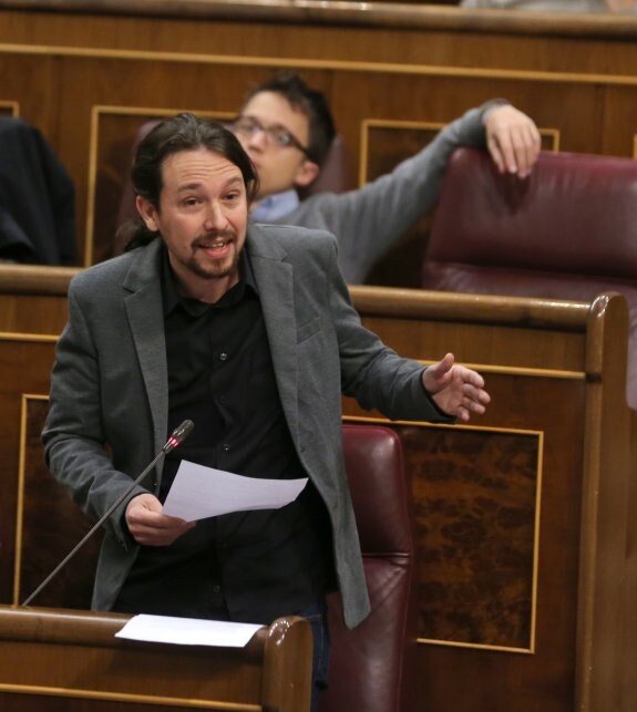 Pablo Iglesias se dirige a Rajoy en la sesión de control del Congreso del pasado miércoles. :: jaime garcía
