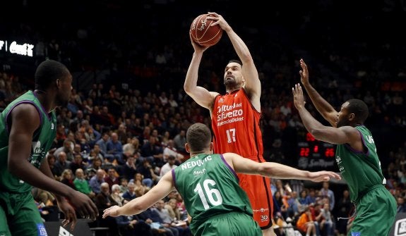 Rafa Martínez anota ante dos rivales para el Valencia, nuevo líder. 