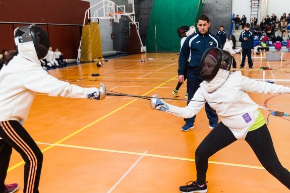 Dos tiradoras, en plena confrontación, observadas por el juez. 