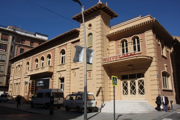  Viaje al cine. El edificio del Nuevo Cinema es el centro de recepción de visitantes. 