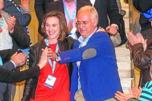 Ceniceros saluda a Gamarra antes de comenzar su discurso; en la imagen aledaña, el nuevo presidente posa con los miembros de su equipo y del anterior, junto con Javier Maroto, al término del congreso. 