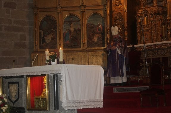 El obispo ofició la misa en el altar mayor de la catedral. :: 