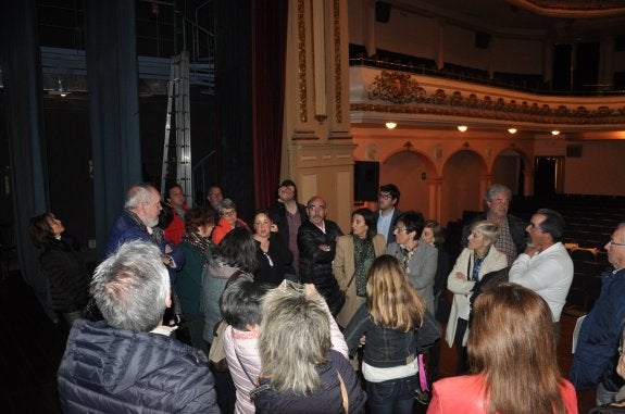Unas treinta personas acudieron a la visita guiada por el interior del teatro jarrero. :: 