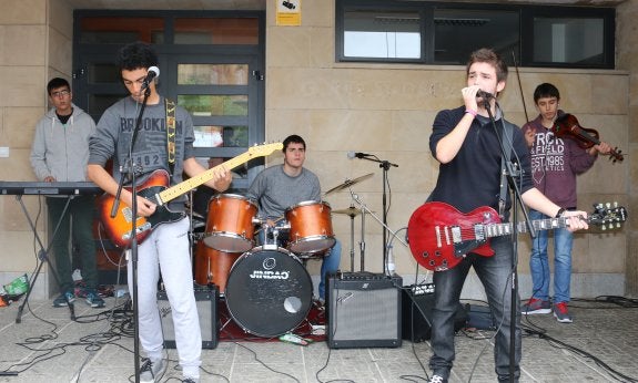 Una banda de Santo Domingo de la Calzada, Black Luminiscent. 