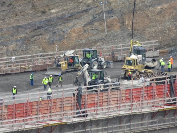 Operarios y máquinas retomaron el lunes los trabajos sobre la presa y levantan dos capas diarias de hormigón en su pared. :: e.p.