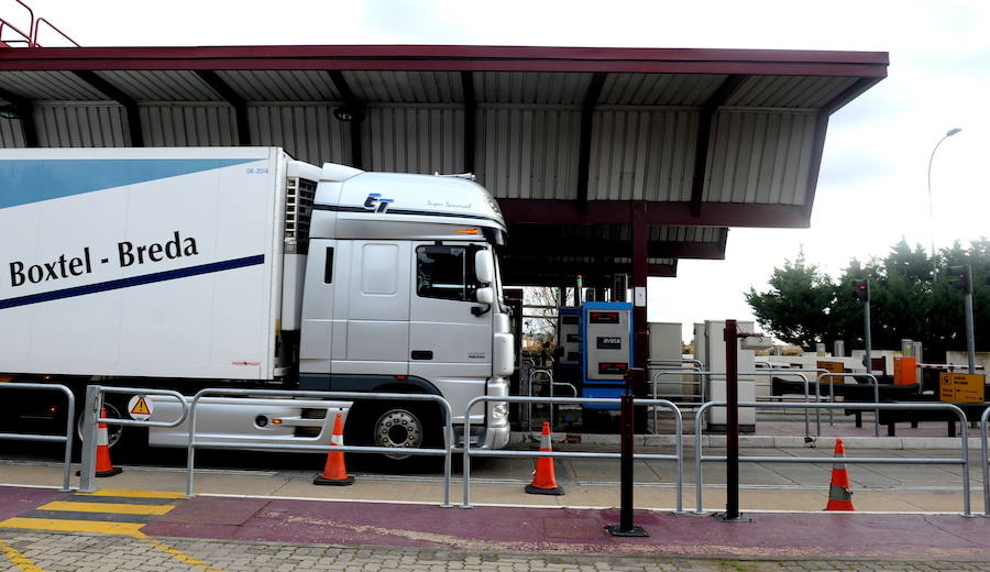 Un camión pasa por el peaje de la AP68 en Logroño. 